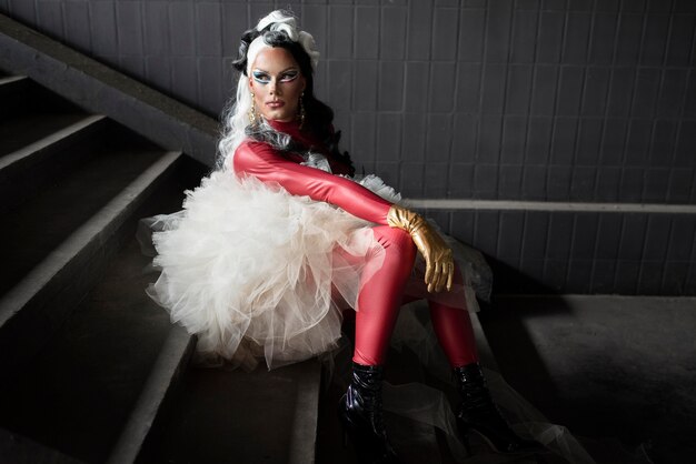 Portret van glamoureuze drag queen poseren