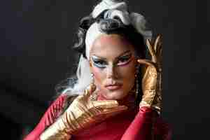 Gratis foto portret van glamoureuze drag queen poseren