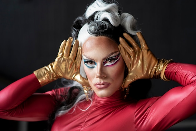 Portret van glamoureuze drag queen poseren