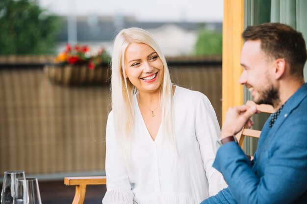 Portret van glimlachend jong paar dat elkaar bekijkt