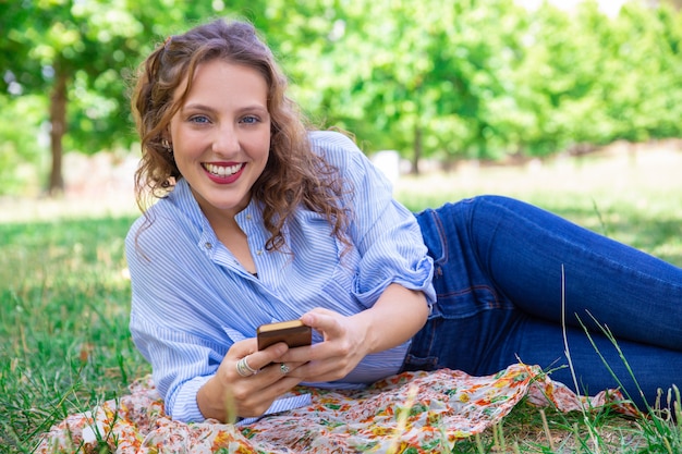 Portret van glimlachend mooi meisje die mobiel internet gebruiken