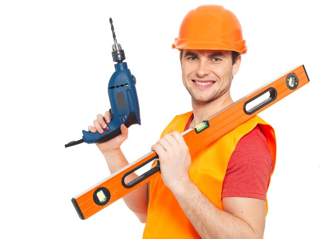 Portret van glimlachende handarbeider met hulpmiddelen die op witte achtergrond wordt geïsoleerd