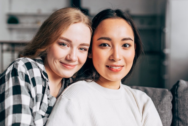 Portret van glimlachende jonge vrouwen thuis