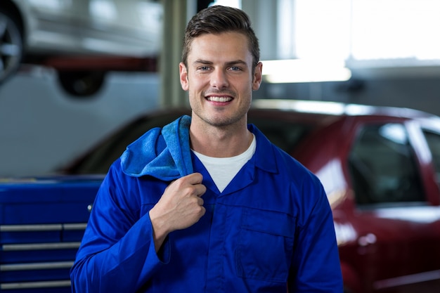 Portret van glimlachende mechanic