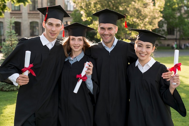 Portret van groep studenten die hun graduatie vieren