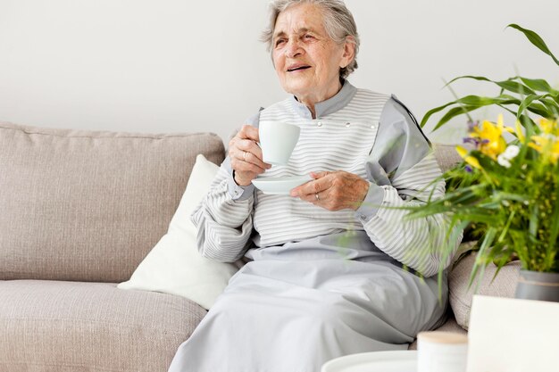 Portret van grootmoeder genieten van kopje koffie