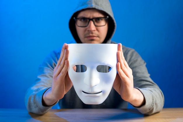 Gratis foto portret van hacker met masker