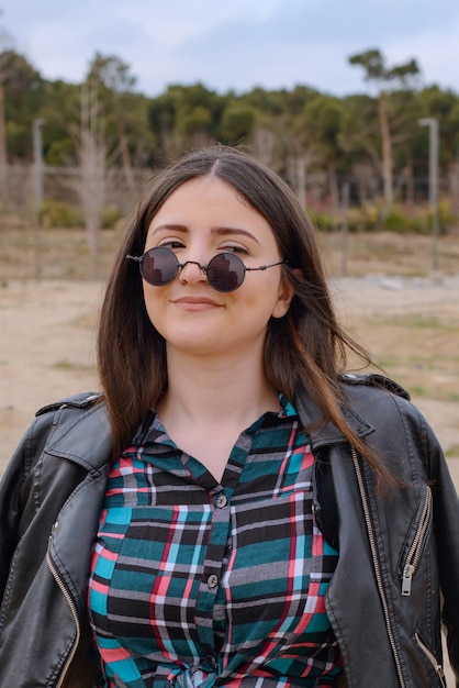 Portret van heet model in vrijetijdskleding Jong meisje staat op op de werf