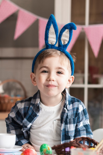 Portret van het aanbiddelijke jonge jongen glimlachen