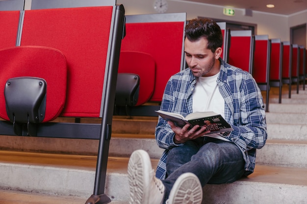 Portret van het boek van de kerellezing in zaal