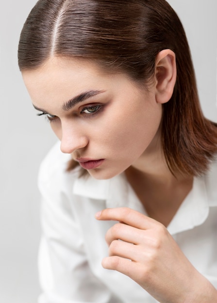 Portret van het elegante vrouwelijke model poseren in wit overhemd. nieuw vrouwelijkheidsconcept