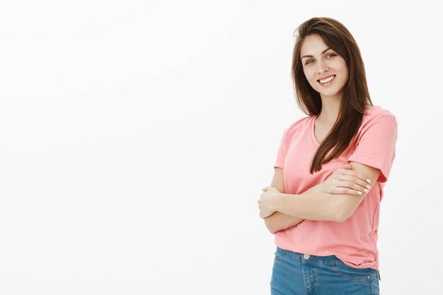 Portret van het gelukkige donkerbruine vrouw stellen in de studio