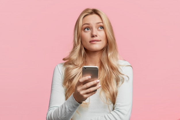 Portret van het jonge blonde vrouw stellen