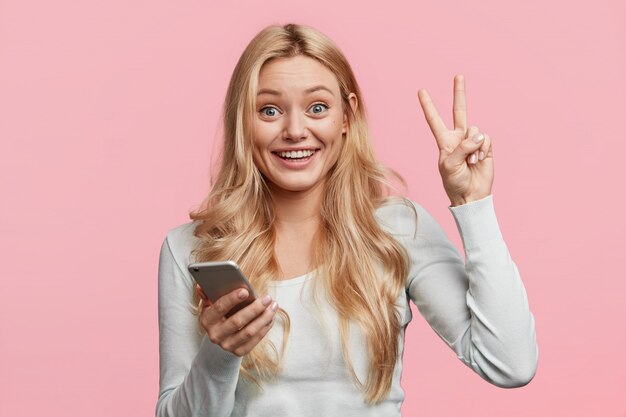 Portret van het jonge blonde vrouw stellen