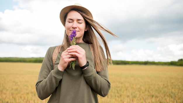 Gratis foto portret van het jonge vrouw in openlucht genieten van