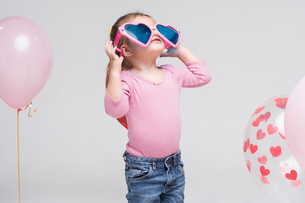 Gratis foto portret van het kleine meisje stellen