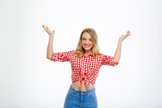 Portret van het land vrouw glimlachen op wit.