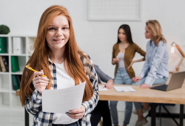 Portret van het leuke jonge vrouw glimlachen