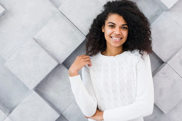 Portret van het leuke jonge vrouw stellen