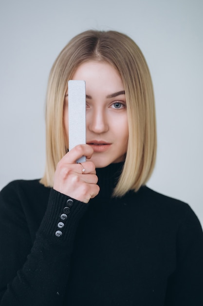 Gratis foto portret van het mooie het glimlachen vrouw geïsoleerd stellen