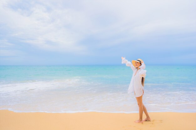 Portret van het mooie jonge Aziatische vrouw ontspannen rond strand overzeese oceaan in reisvakantie