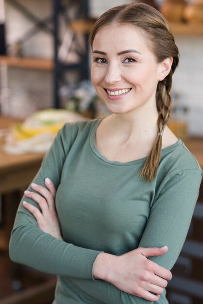 Portret van het mooie jonge vrouw glimlachen