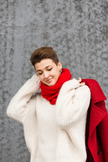 Portret van het mooie jonge vrouw stellen