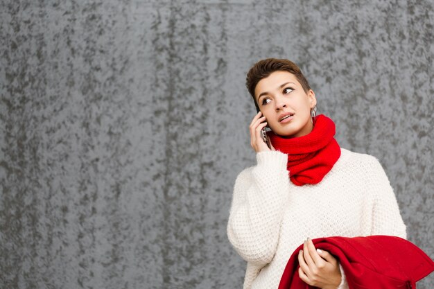 Portret van het mooie jonge vrouw stellen