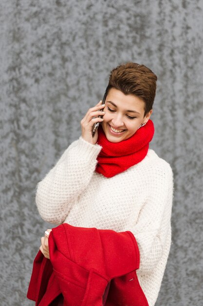 Portret van het mooie jonge vrouw stellen