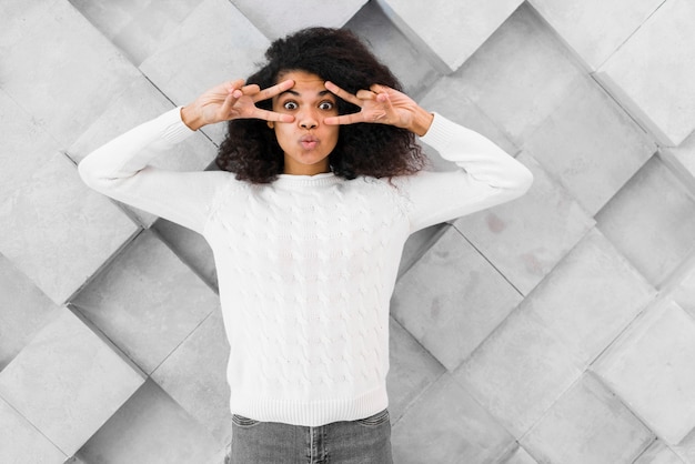 Gratis foto portret van het mooie jonge vrouw stellen