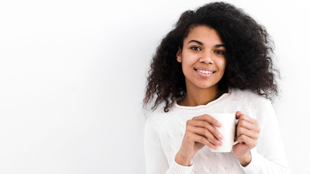 Portret van het mooie volwassen vrouw glimlachen