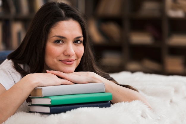 Portret van het mooie volwassen vrouw stellen