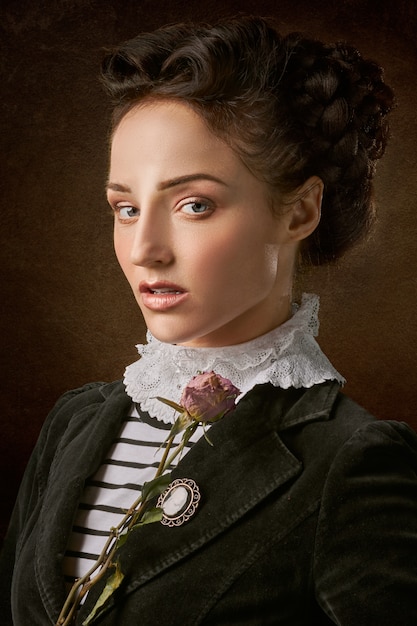 Portret van het mooie vrouwengezicht met een roos