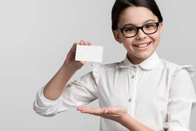 Portret van het positieve jonge adreskaartje van de meisjesholding