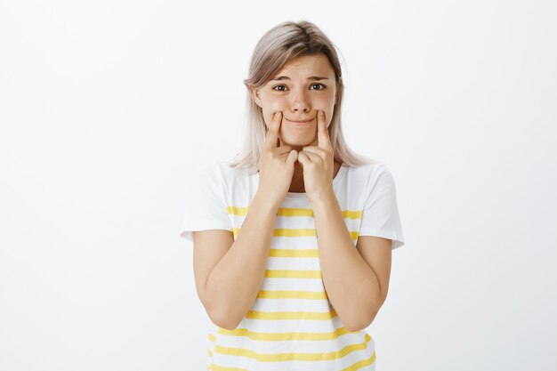 Portret van het sombere blond meisje poseren in de studio