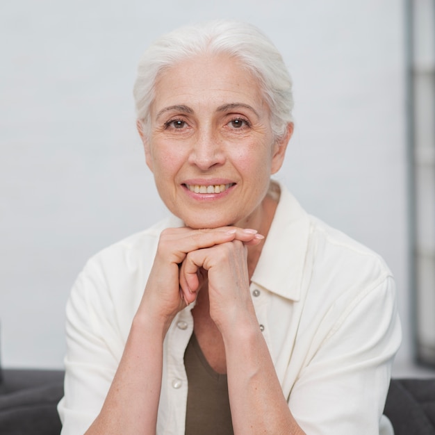 Portret van het volwassen vrouw glimlachen