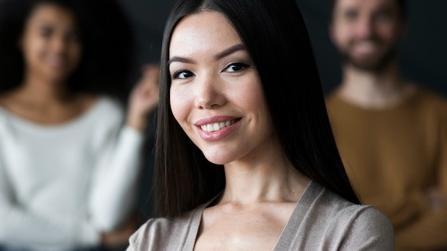 Portret van het volwassen vrouw glimlachen