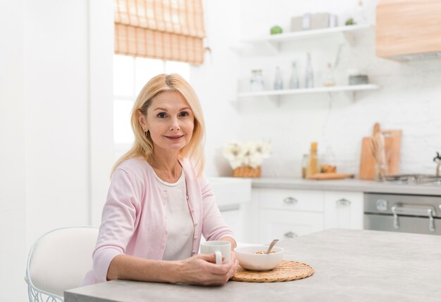 Portret van hogere vrouw in de keuken