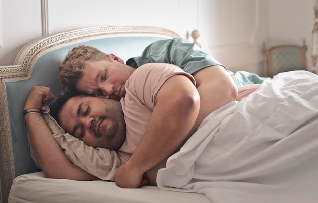 Portret van homoseksueel paar in bed
