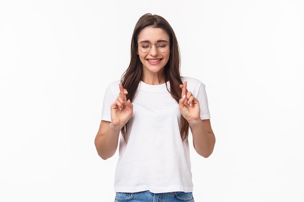 portret van hoopvolle, opgewonden en optimistische jonge vrouw in glazen