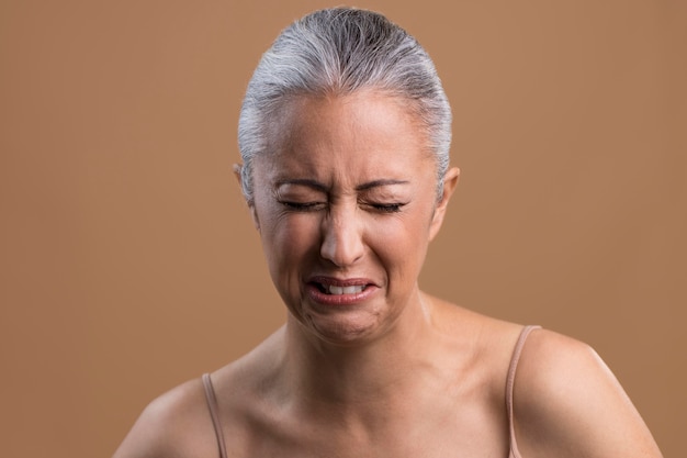 Portret van huilende oudere vrouw