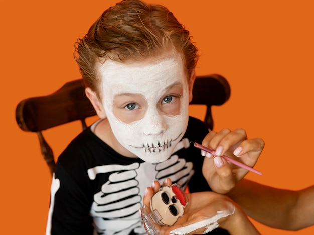 Portret van jong geitje met griezelig halloween-kostuum