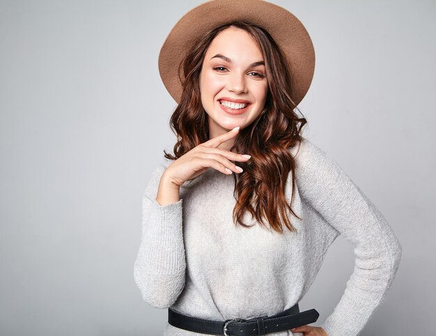 Portret van jong modieus het lachen model in grijze toevallige de zomerkleren in bruine hoed met natuurlijke make-up