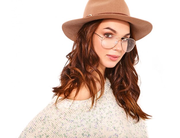 Portret van jong modieus model in toevallige de zomerkleren in bruine hoed met natuurlijke make-up in glazen op wit