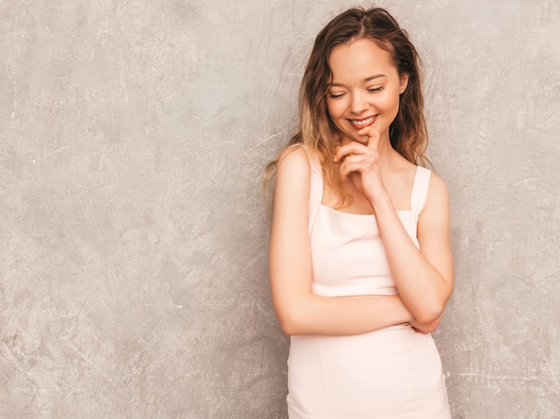 Portret van jong mooi glimlachend meisje in trendy de zomer lichtrose kleding. Het sexy onbezorgde vrouw stellen. Positief model met plezier