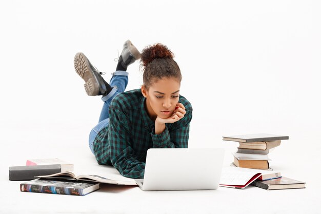 Portret van jonge Afrikaanse vrouw met laptop op wit