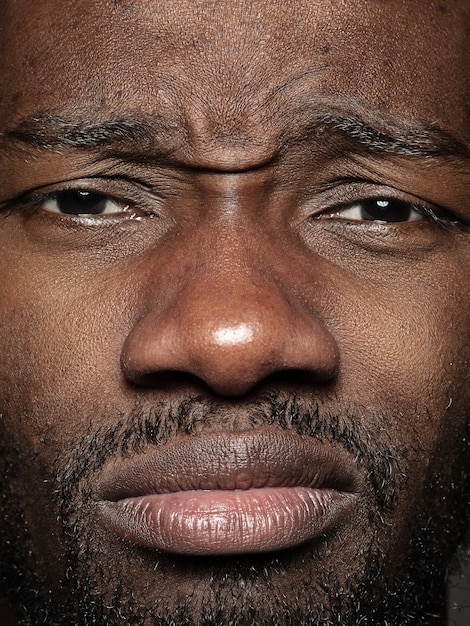 Gratis foto portret van jonge afro-amerikaanse man close-up