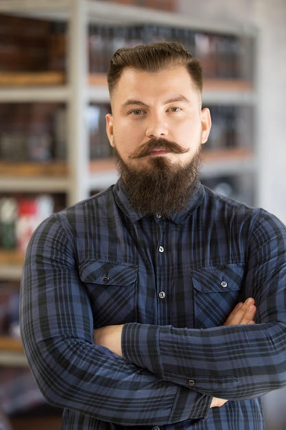 Portret van jonge bebaarde man