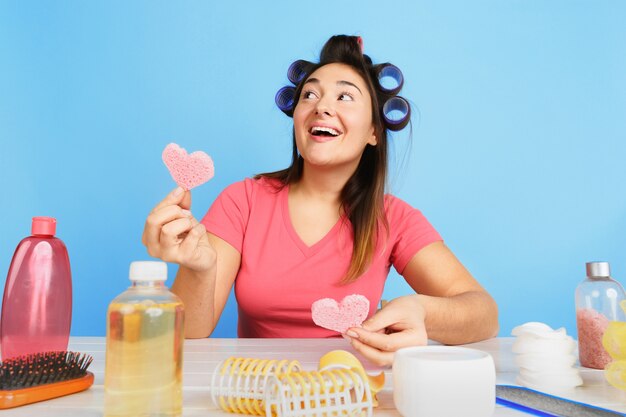 Portret van jonge blanke vrouw in haar schoonheidsdag en huidverzorgingsroutine