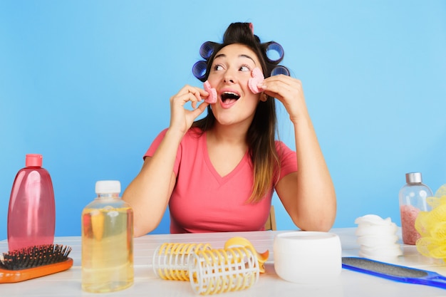 Portret van jonge blanke vrouw in haar schoonheidsdag en huidverzorgingsroutine